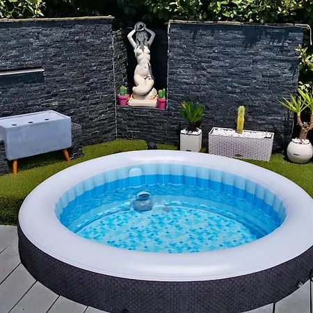 A With Pool And Spa, Cool Garden!