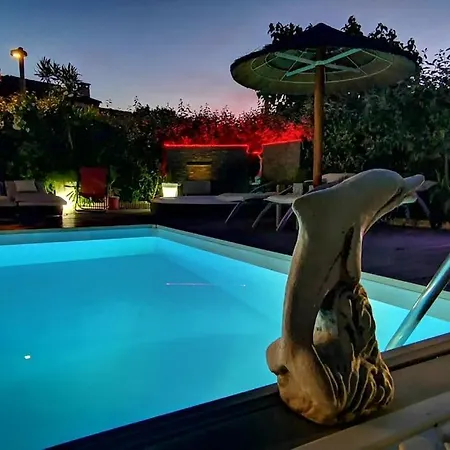 빌라 A With Pool And Spa, Cool Garden!